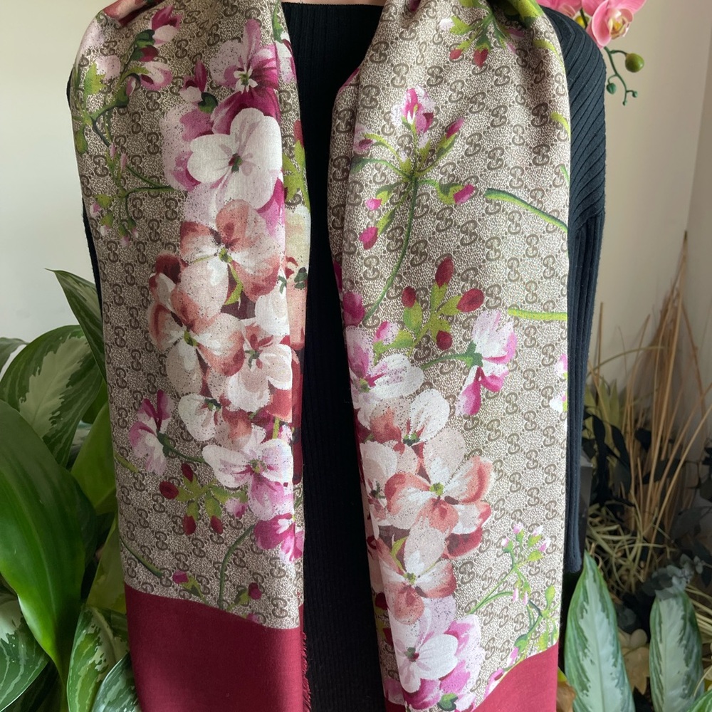 Gucci Monogram Floral Wool lightweight Wrap Shawl. - Picture 12 of 15